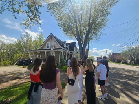 Des étudiantes et des étudiants de Sciences humaines, pendant une excursion.