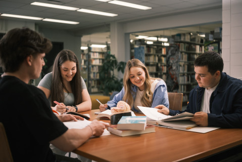 Des étudiants attablés des livres en main
