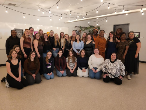 Des étudiantes et des étudiants en Éducation à l'enfance du Cégep de Jonquière ayant pris part à l'exposition sur le thème de l'identité.
