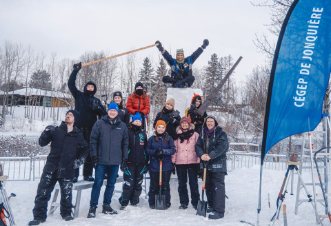 Les étudiantes et les étudiants en Arts visuels du Cégep de Jonquière qui participent à Saguenay en neige 2024.