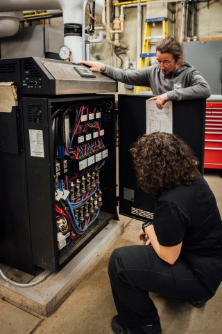 Marie-Pascale dans la chaufferie du cégep explique son quotidien avec passion.