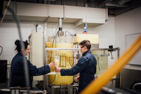 Mathis et son enseignante Dominique font une démonstration de leurs tâches au niveau du traitement des eaux usées.
