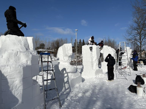 Des étudiantes et des étudiants en Arts visuels du Cégep de Jonquière, recevant un prix dans le cadre de Saguenay en neige.
