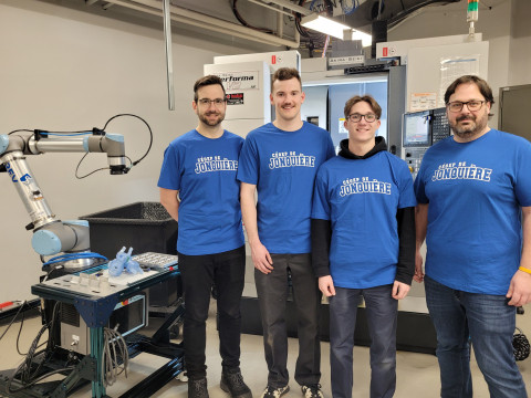 M. Martin Ménard (enseignant en Génie mécanique), M. Alexandre Gauthier (étudiant), M. Louis-David Tremblay (étudiant) et M. Stéphane Ouellet (enseignant), du Cégep de Jonquière.