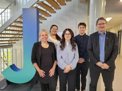 Les personnes déléguées à la COP30 du Cégep de Jonquière, en compagnie de M. Sylvain Gaudreault, directeur général du Cégep de Jonquière.