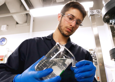 Une étudiante en Procédés industriels fait une expérience dans un laboratoire du Cégep de Jonquière.